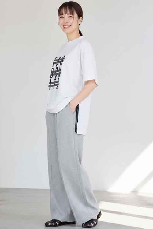ゆるりシルエットのプリントTeeは左脇にファスナー開き