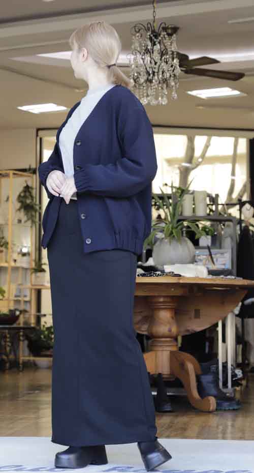 春の新作 裾にゴムシャーリングのVネックジャケット