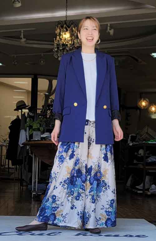 さくら呼ぶ陽気になりました！　キレイ色のフラワープリントでお迎えのスタッフ