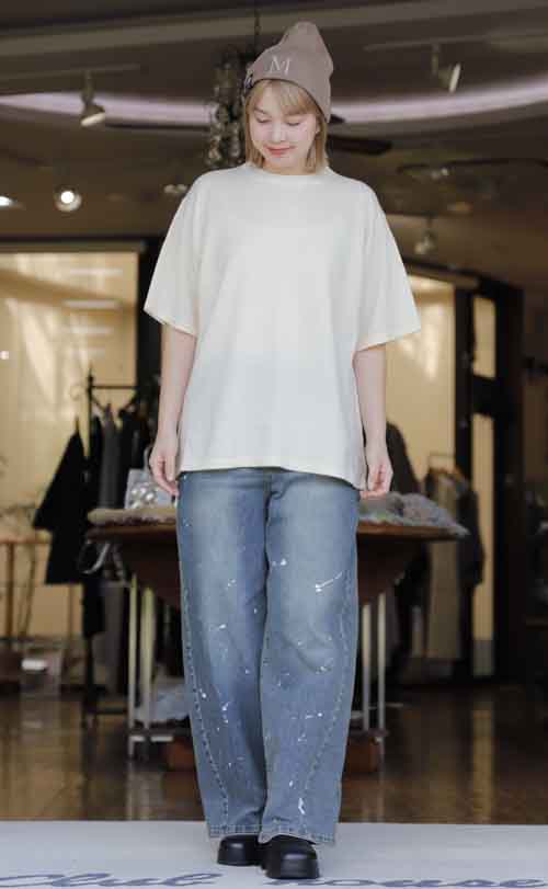 ちょっぴり贅沢ニットとゆるりシルエットデニム