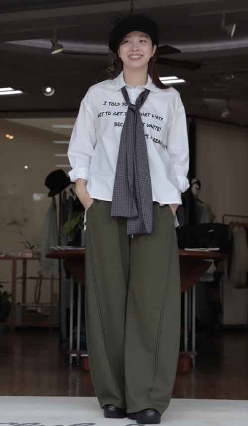#LIROMAプリントタイを効かせて！ロゴシャツと人気のスエットパンツコーデにプラス