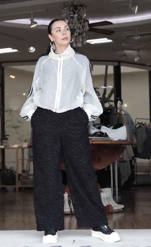 袖にスポーティなダブルラインのシアーブルゾン 3カラー入荷