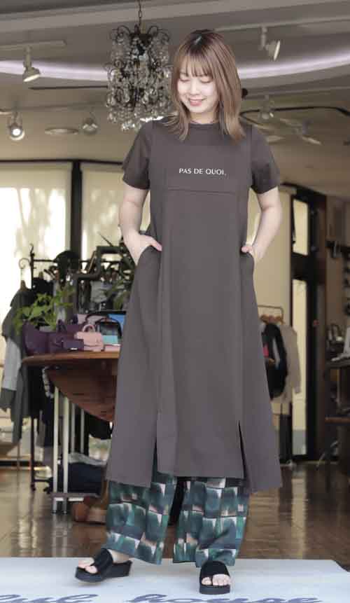 カットソーワンピースにプリントパンツ