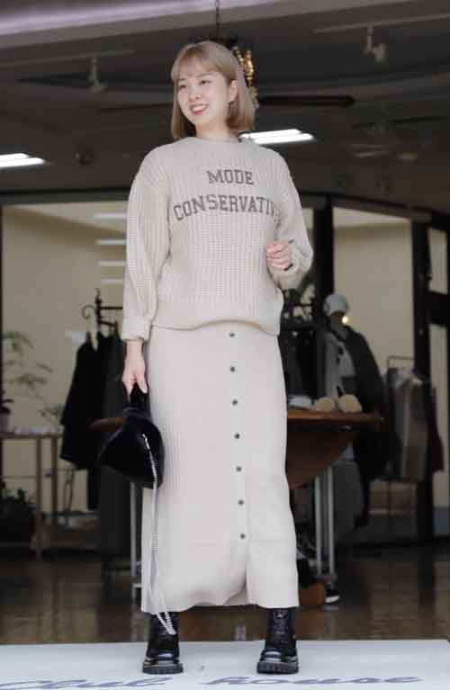 セーターとニットのロングタイトスカートのセットアップ