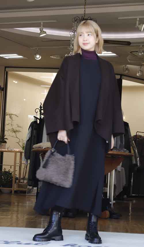 お出かけ誘う秋晴れ 旬カラーのチョコのジャコットを羽織って