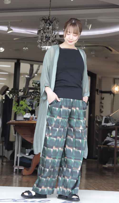 とろみ素材のプリントパンツ