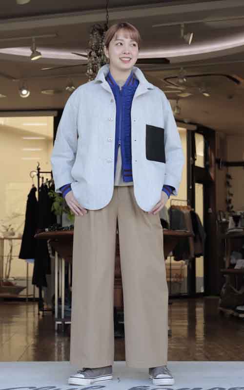 シャンブレーデニムジャケットとチノパン