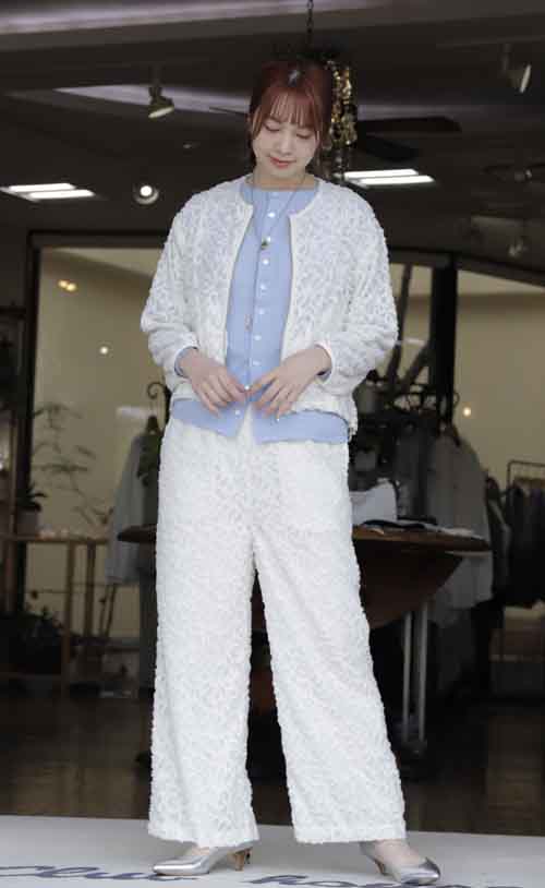 チュールにフリンジジャガードのブルゾンとパンツのセットアップスーツ