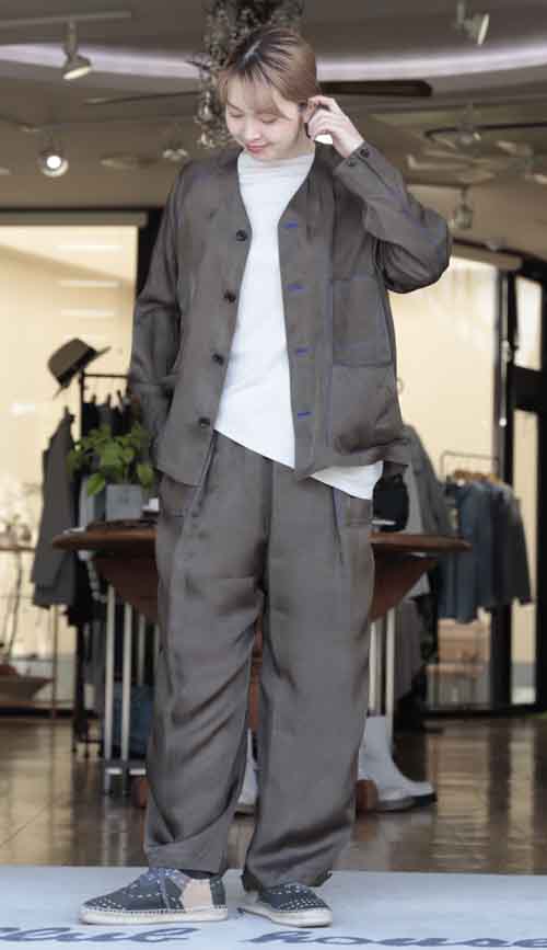 カラーステッチの効いたキュプラのセットアップスーツ