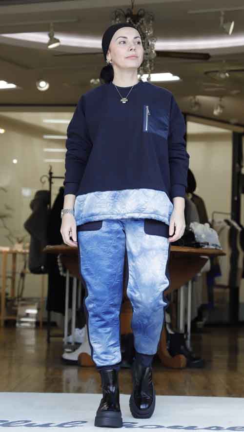 あったかフリースに光沢素材コンビのセットアップスーツ