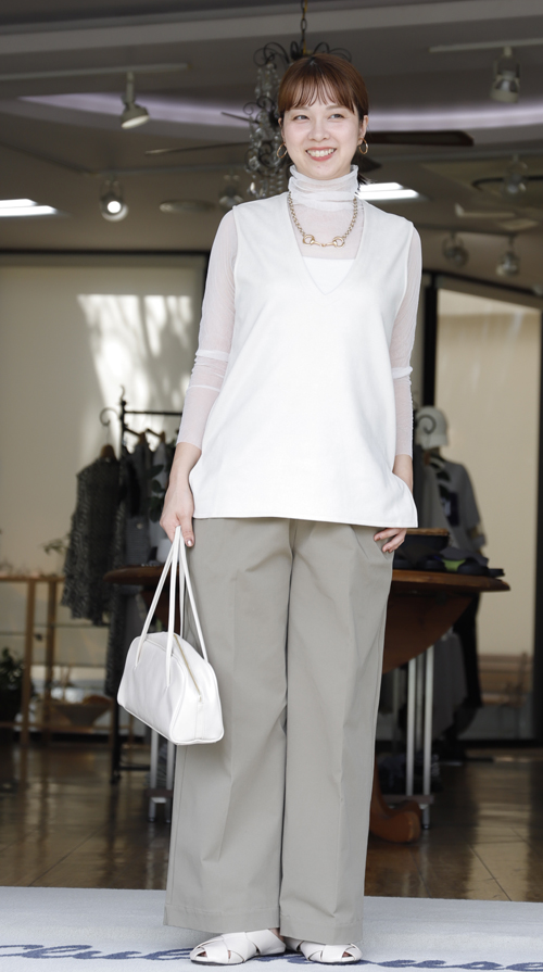 #好服美人　20250911　エコスエードのベスト　チュールハイネックとチノパンにあわせて