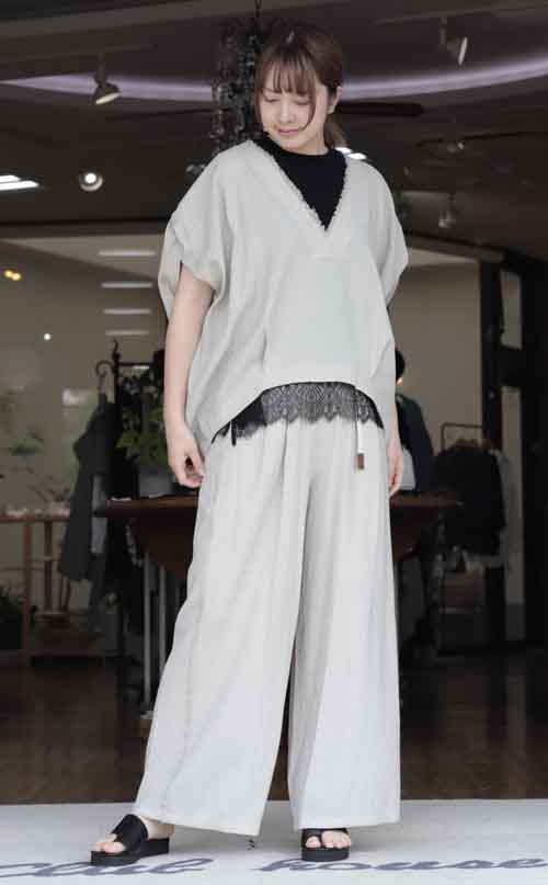 さらさらリネンタッチのゆるりブラウスとパンツのセットアップ