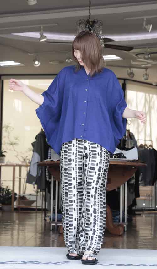 バルーンシルエットのリネンブラウスとポケットにフリンジのプリントパンツ