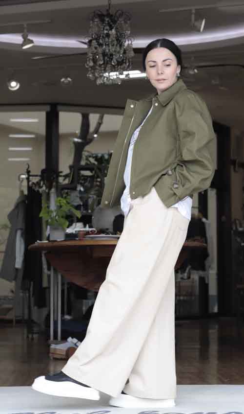 背中にレイヤードのコットンブルゾン