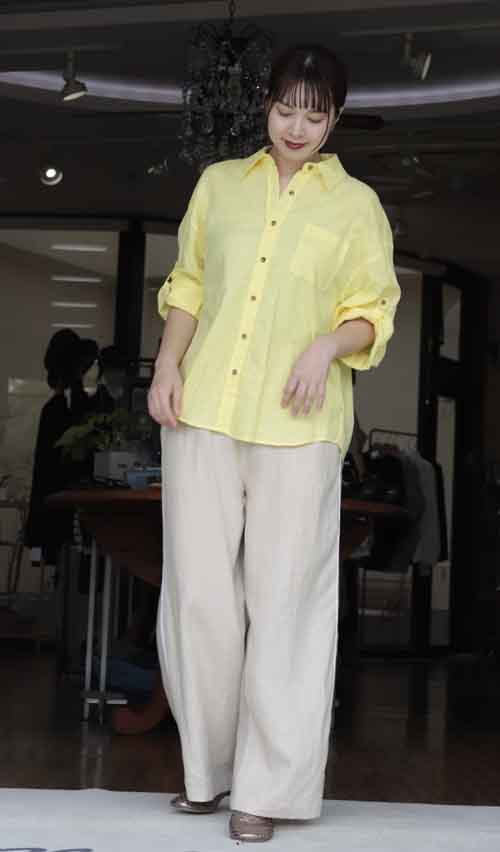 大人気のコットン・リネンのロールアップスリーブシャツ再々入荷