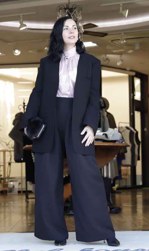 キチンと感お出かけにワイドパンツとブラウス