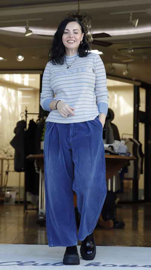 胸元にラメモールロゴのボーダーセーター