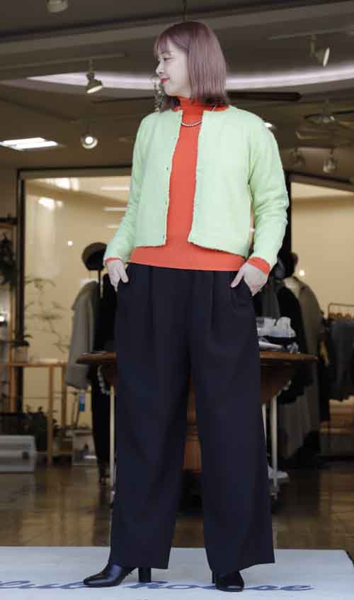 キレイ色のタートルネックセーターとカーディガン