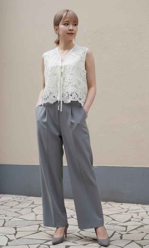 お祝いハレの日もデイリーカジュアルにも　レースのベストとラメタンクトップ