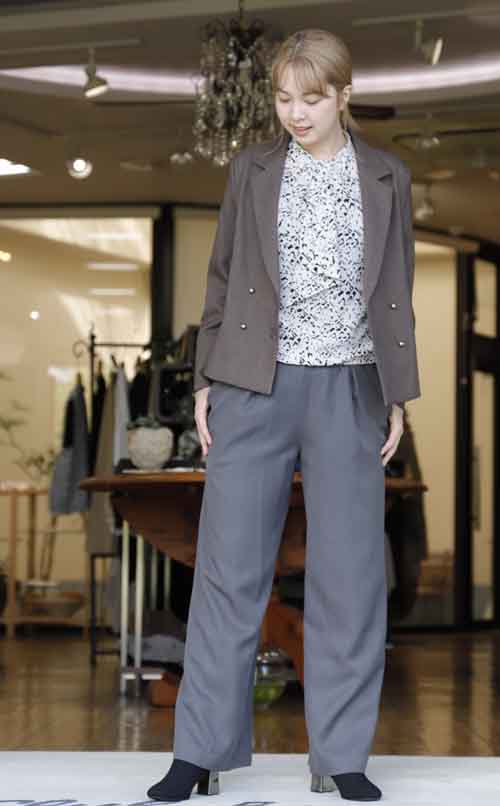 #好服美人　20250922　メタルのボール釦使いジャケット　パンツにスカートにあわせて