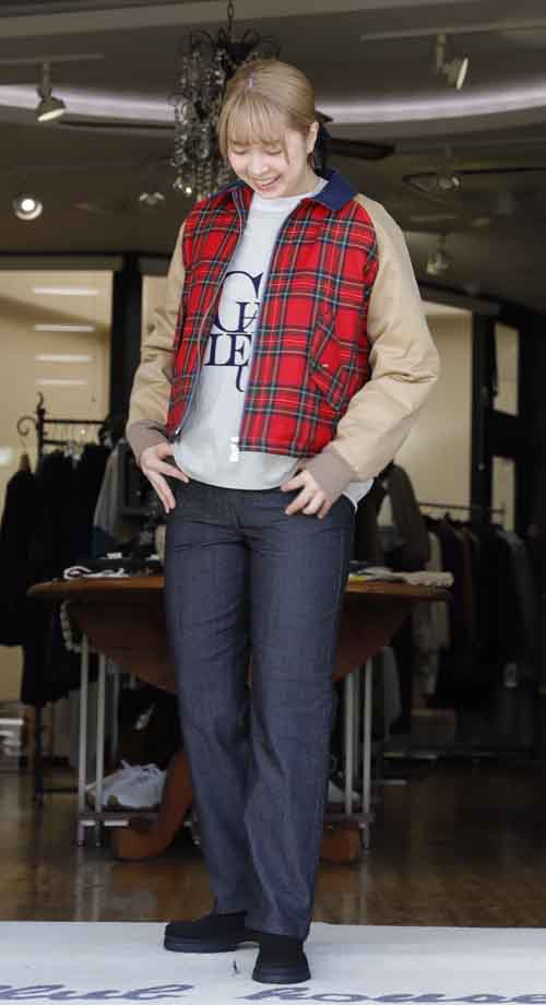 赤いチェックコンビのブルゾン