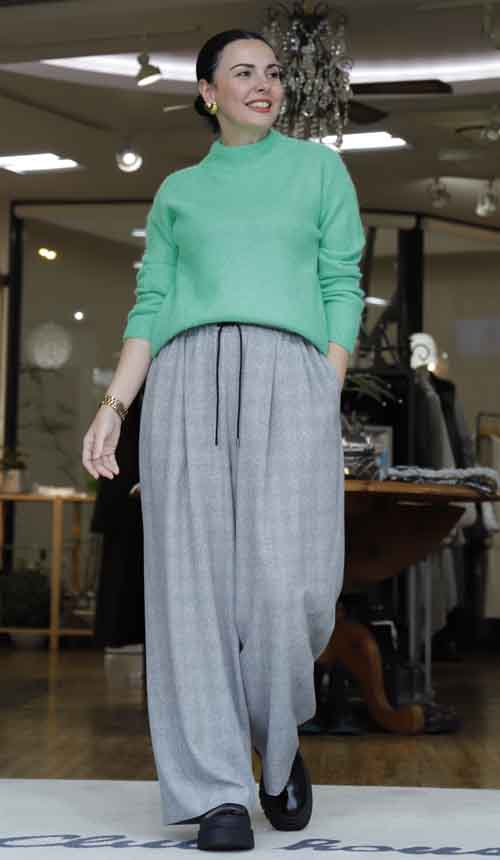 お出かけ気分アガルきれい色のアルパカ混紡セーター