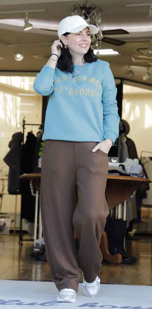 コートを脱いだらパリモード　パイルロゴのスエットと暖パン