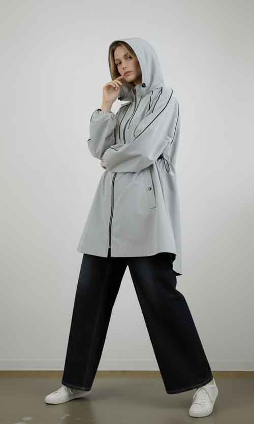 ネックから袖にパイピングのスポーティなアノラック