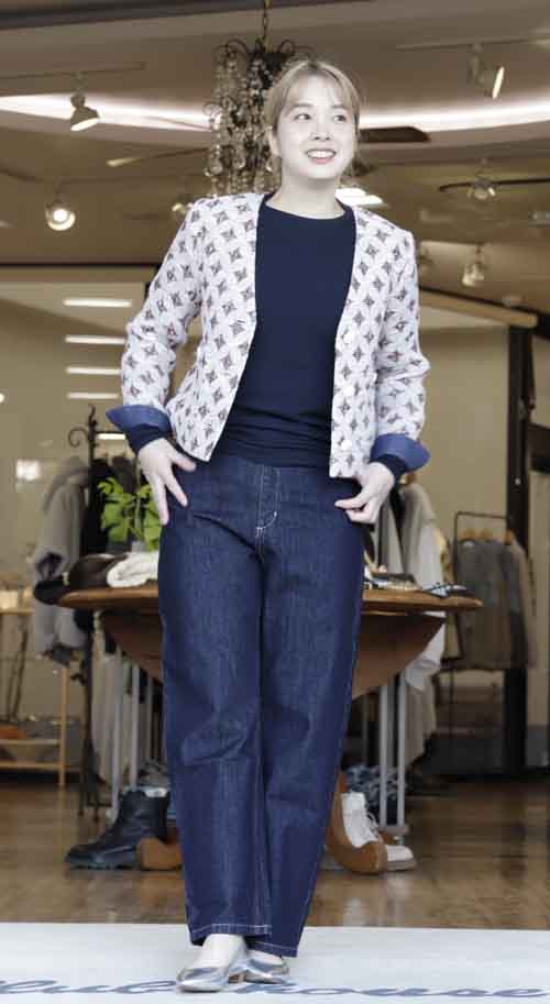 春の新作　ジャガードのノーカラージャケット