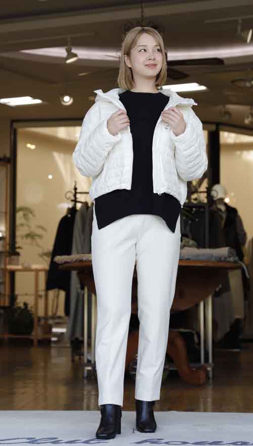 冬のホワイト気分 ショート丈ダウンパーカとストレッチパンツ
