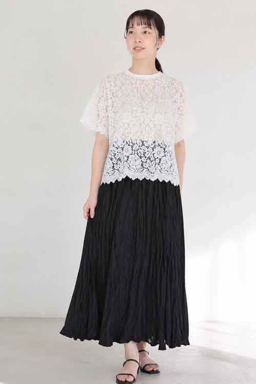 胸元に刺繡ロゴのレースブラウス