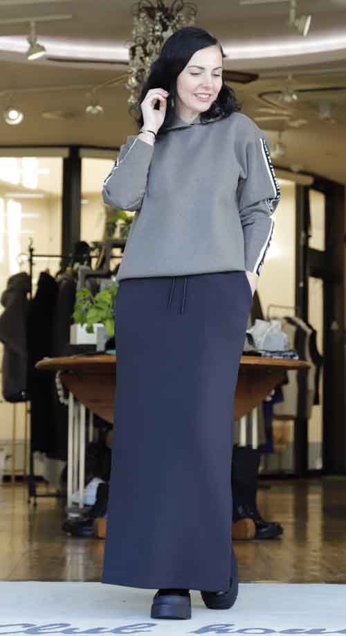 袖にロゴテープのニットパーカ