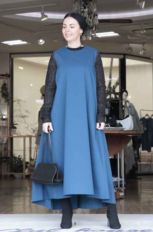 晴れで始まった三連休　きれいなブルーのワンピースで