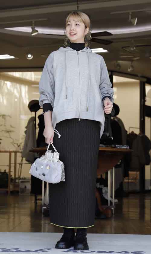 背中にメッシュレイヤードのパーカとニットスカート