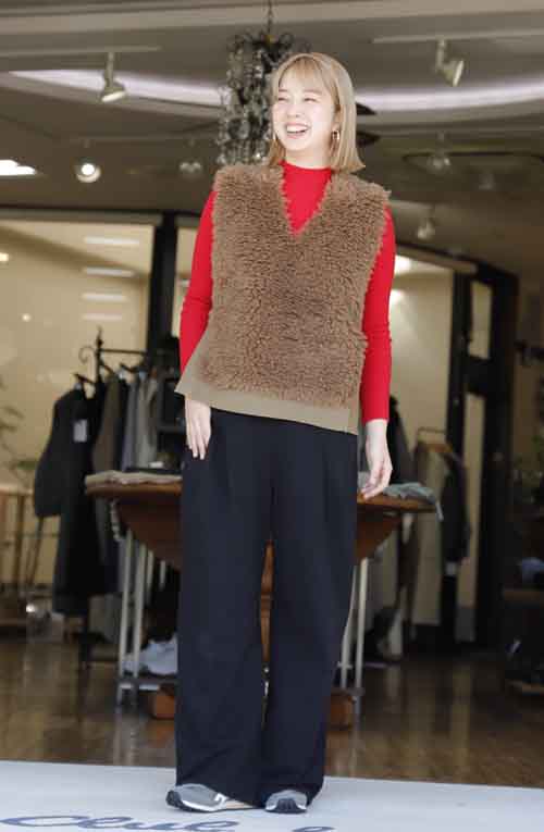 前はふわもこプードルのニットベスト 人気のコーデュロイパンツと