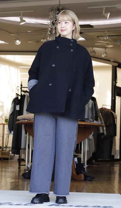 ダブルボタンコートとスエット&デニムのカジュアルスタイル