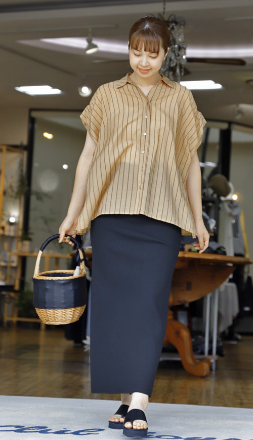 #好服美人　2250828　バックリボンのボクシーシルエットの細いストライプシャツ