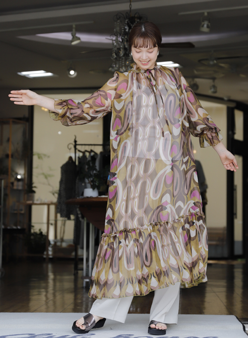 #好服美人　20250822　目の覚めるようなプリントのシフォンワンピース