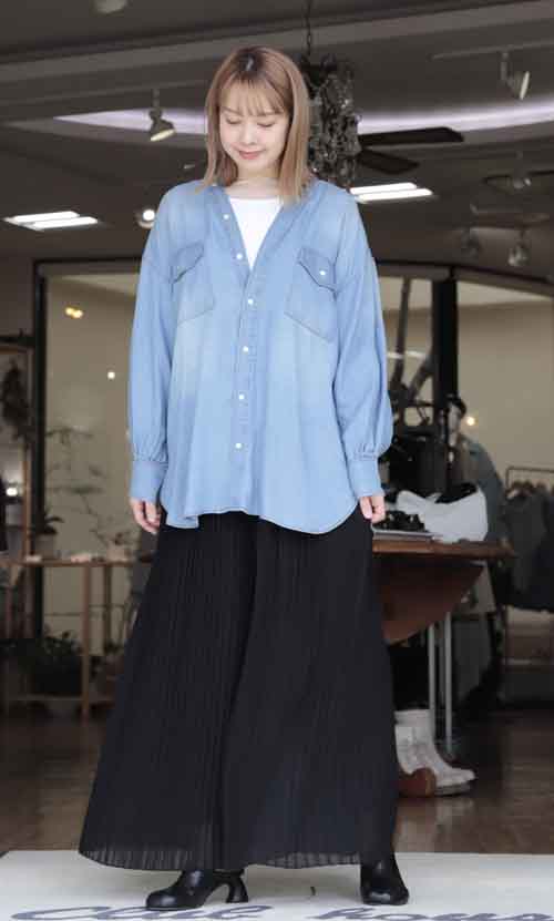 人気のデニムカラーアイテム 再入荷です!前後にV開きのゆるシルエットシャツ