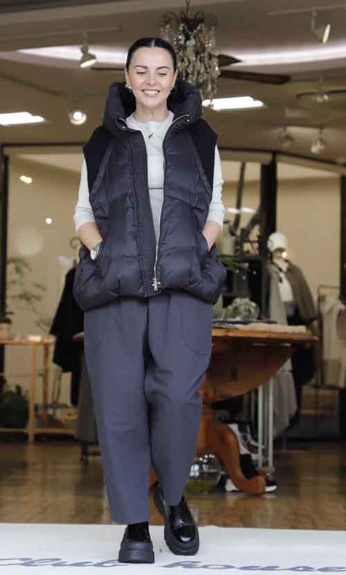 ニットドッキングのふっくらシルエットのダウンパーカベスト