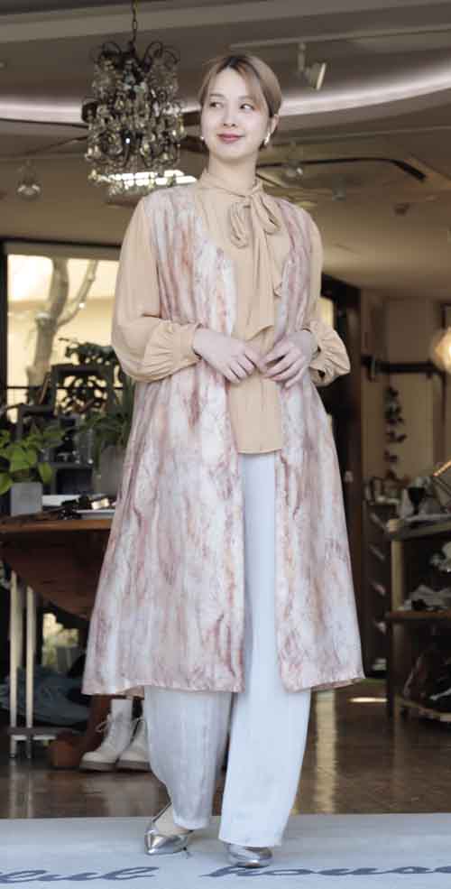 春の連休をかろやかに　ムラ染のロングベスト、ﾑﾗ染めのシャツコート