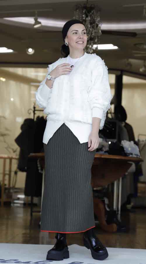 冬の白　フリンジのカーディガン　クリスマスグリーン　ニットタイトスカート