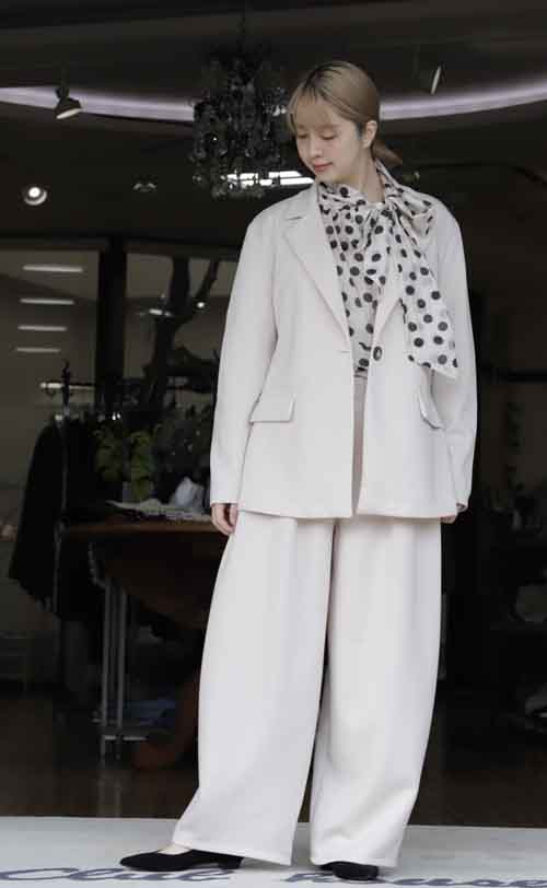 イタリアからジャケットとパンツのセットアップスーツ