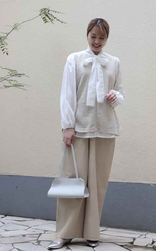 白のボータイブラウスでハレの日お出かけにもいいベスト&パンツスタイル