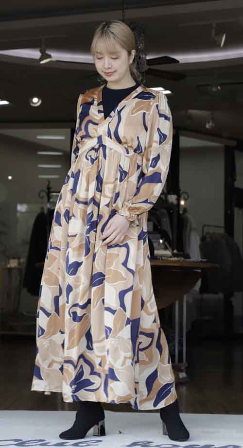 腰高で細見せのプリントワンピースが入荷