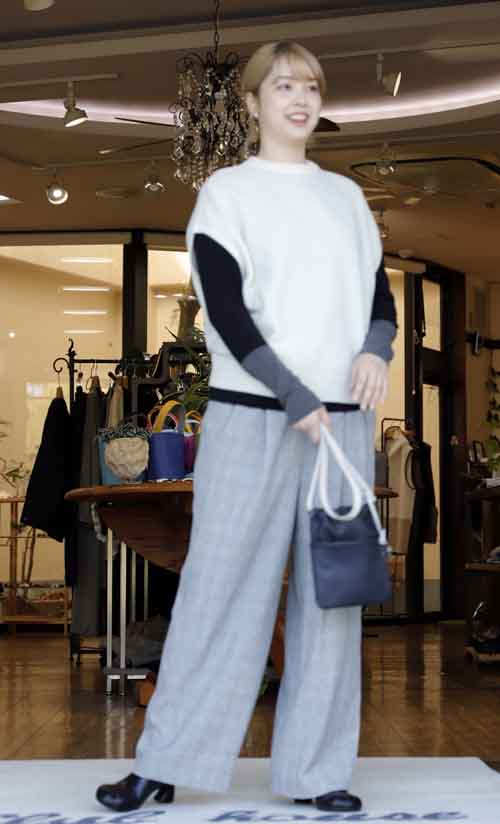 ウール100%のボクシーシルエットベストとテロテロプルオーバーとシャドーチェックパンツ