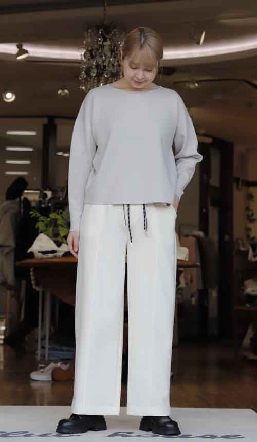 春の新作 ポリエステルニットのセーターとループベルト付き柔らかパンツ