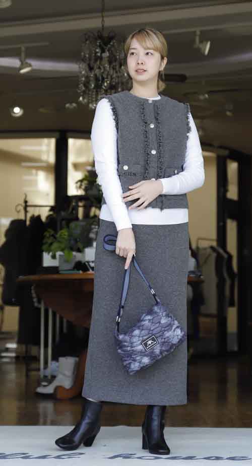 ツイードのベストとスカートのセットアップスーツ