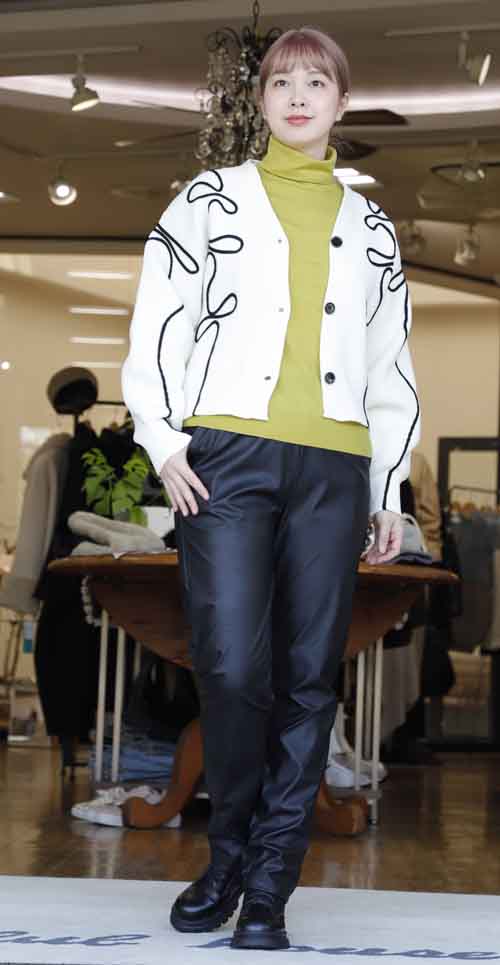 コードししゅうカーディガンと着心地いいと人気のハイネック