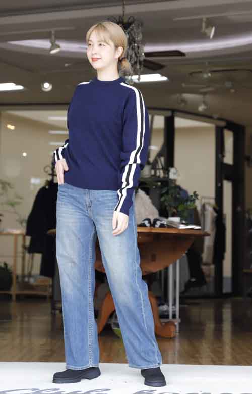 20251008（水）肩から袖にラインのヤク混紡セーター